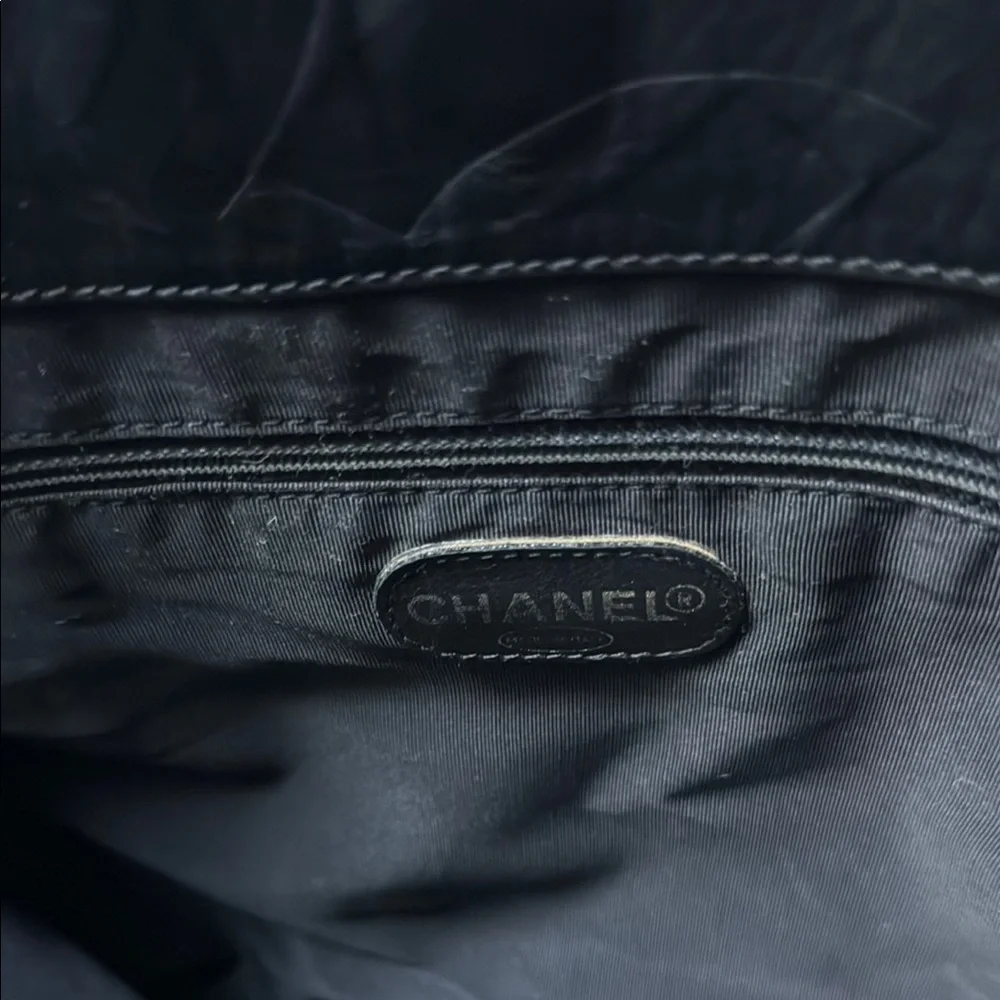 CHANEL Black Lambskin Leather Tote with Luxury Design - Picture 5 of 15